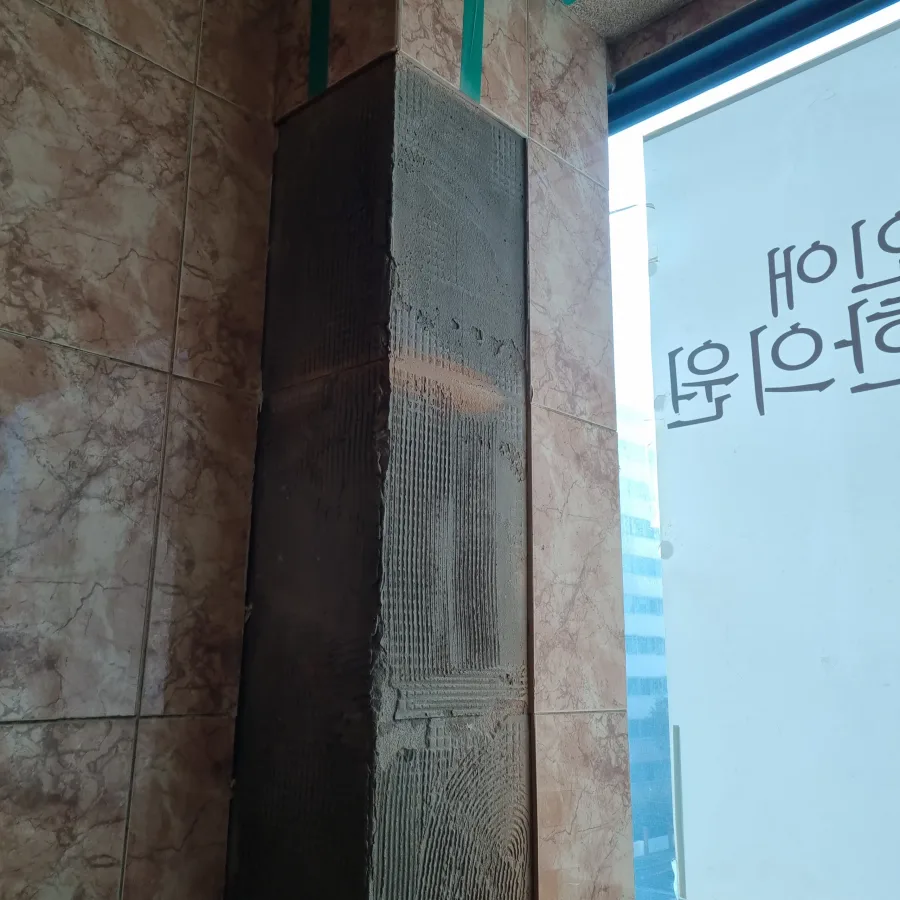 들뜬 타일 전체 교체 시공 전 - 들뜬타일보수
