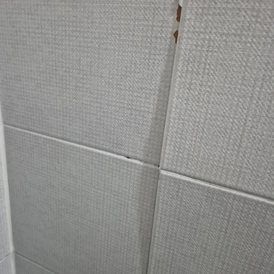 접합부 모서리 파손 복원 시공 전 - 타일구멍복원